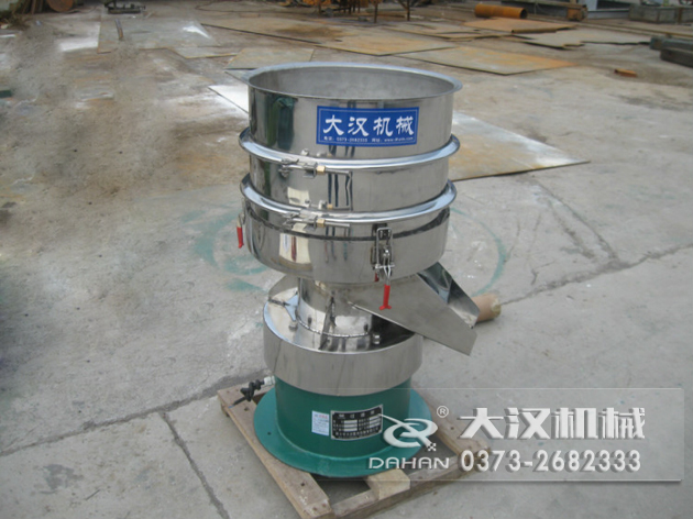 涂料過濾振動篩 涂料過濾振動篩:利用振動電機的振動力帶動物料在篩網(wǎng)上進行篩分,從而利用篩網(wǎng)孔徑的大小不同,完成涂料的分級,除雜等篩分目的。