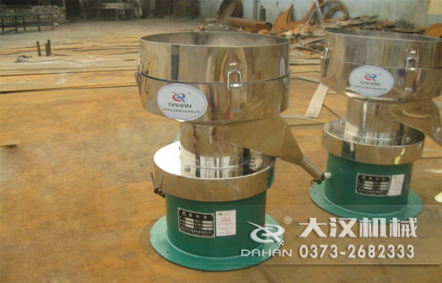 涂料振動篩 涂料振動篩底部為碳鋼材質,上半部分與無聊接觸的為不銹鋼材質,這種產品能夠在成本上有所節(jié)約。