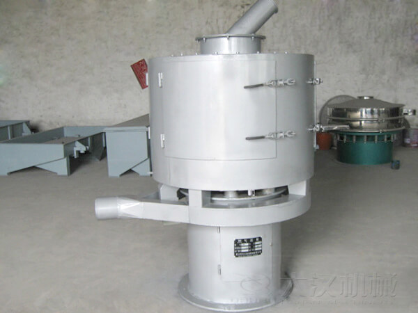 氣流篩與其它普通振動篩不同的是其采用的是立式篩網,篩分主要動力來自風機的吹動帶動物料撲向篩網,從而完成篩分目的。